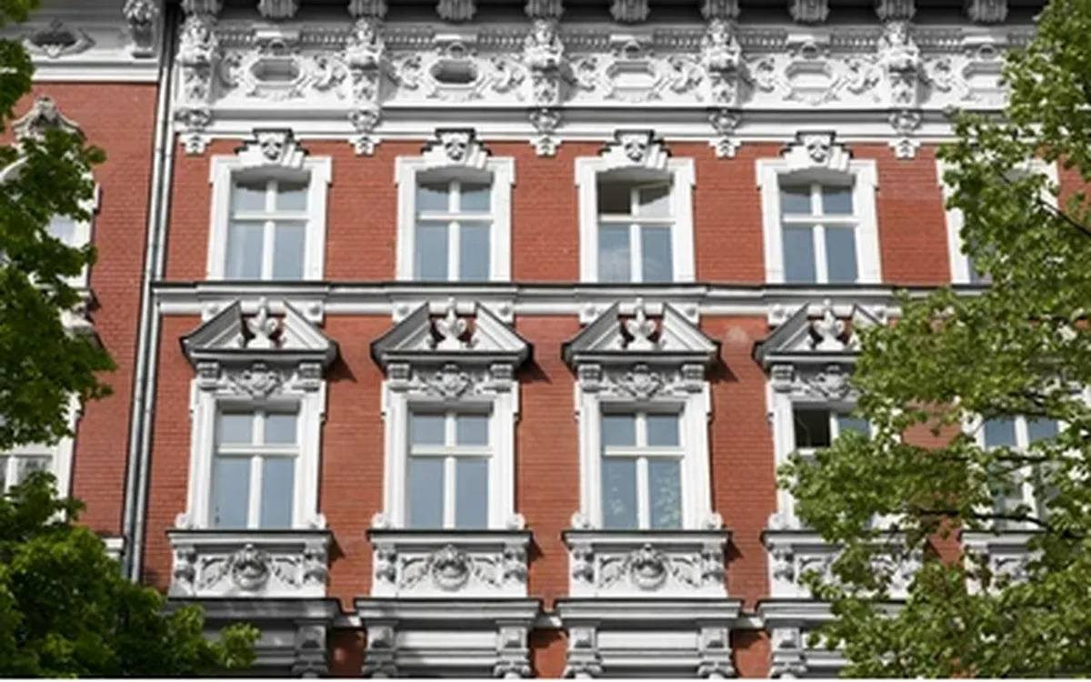 Restaurierte Backsteinfassade eines Altbaus
